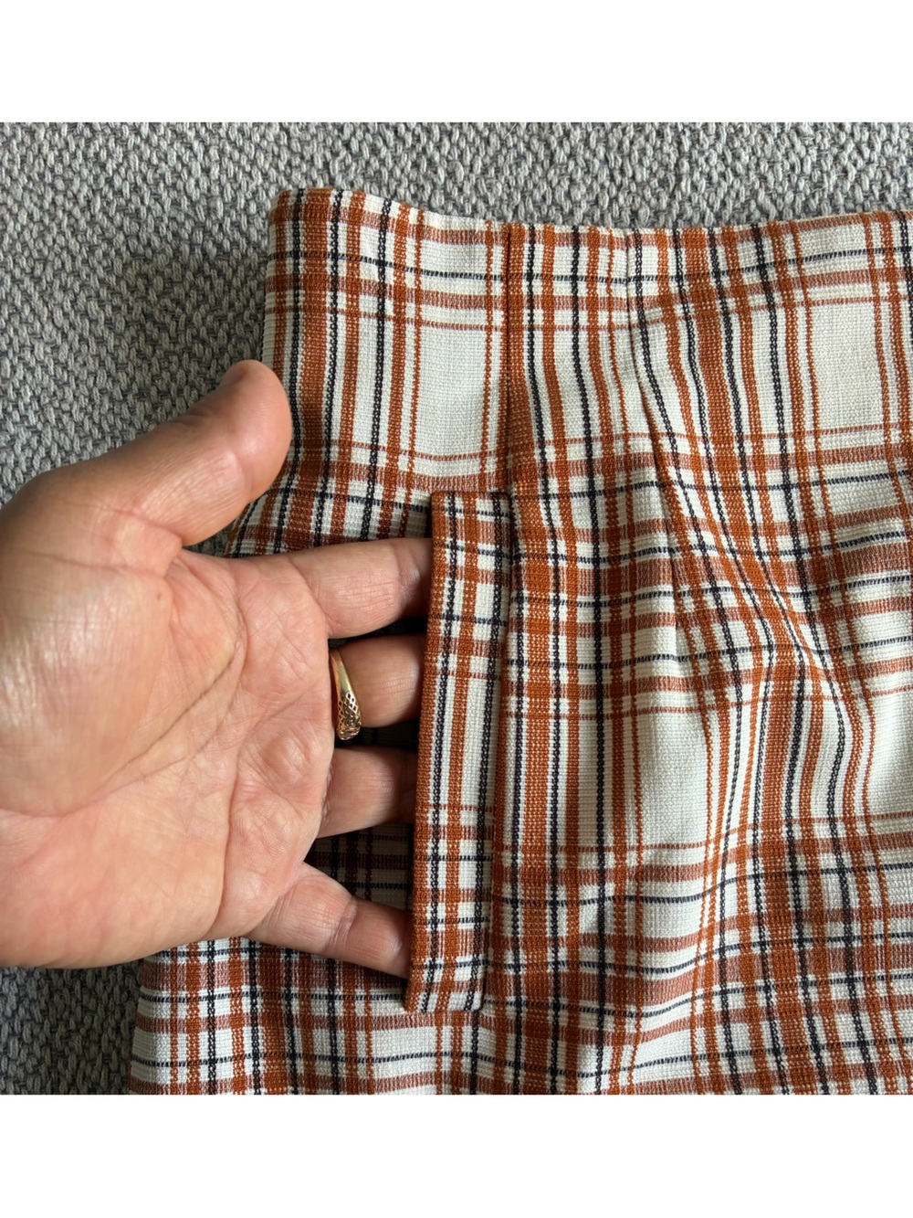 Veronica Beard Roman Plaid
Mini Skirt White Multi Pleated
Size 6 - Picture 5 of 12